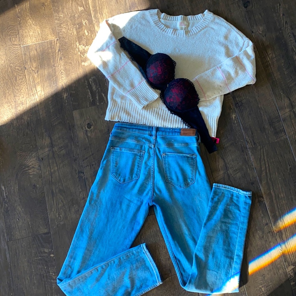 Blue wash jeans, w a unique pattern. Low cut.